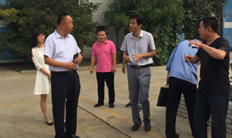 雙街鎮(zhèn)鎮(zhèn)長(zhǎng)攜鎮(zhèn)安 全辦等部門負(fù)責(zé)人到“同新”慰問(wèn)
